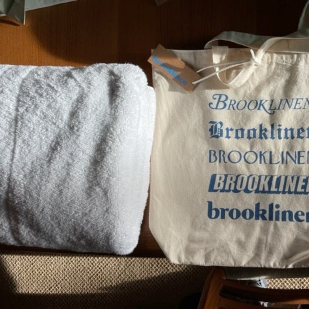 PLUSH WHITE BROOKLINEN BATH TOWEL 38 ½ in. x 62 in. Like New + TOTE BAG - Picture 9 of 9